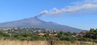 Vista generica sulle montagne o vista sulle montagne dall'interno dell'appartamento