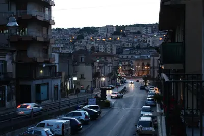Vista generica su Modica o vista sulla città dall'interno del bed & breakfast