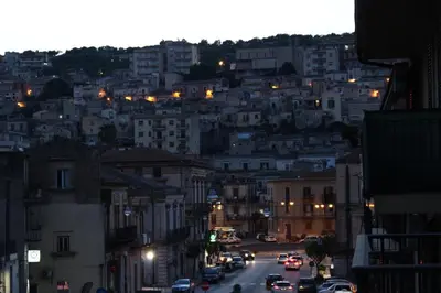 Vista generica su Modica o vista sulla città dall'interno del bed & breakfast