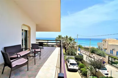 Vista generica sul mare o vista sul mare dall'interno dell'appartamento
