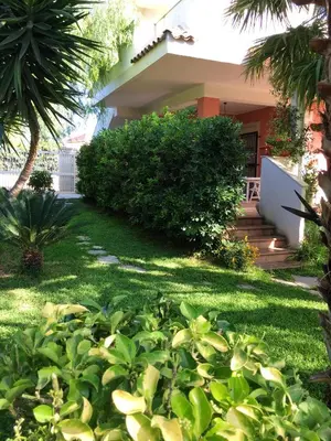 Giardino di Spacious Apartment in Pozzallo, 110m² with Pool and Sea View