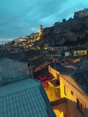 Vista generica su Modica o vista sulla città dall'interno della casa vacanze