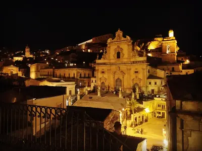 Vista generica su Modica o vista sulla città dall'interno della casa vacanze