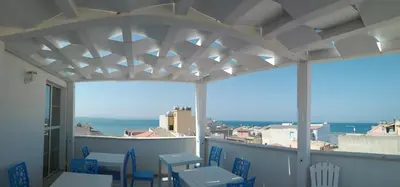 Vista generica sul mare o vista sul mare dall'interno dell'affittacamere
