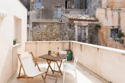 Balcone o terrazza di GuestHost - Ortigia Colourful Apartment