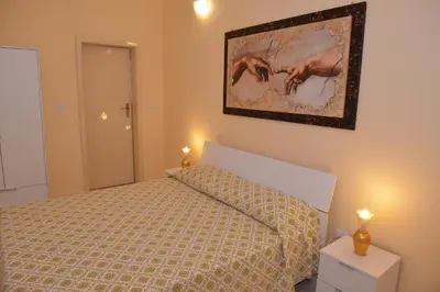 Letto o letti in una camera di la finestra sul cortile da Alberto
