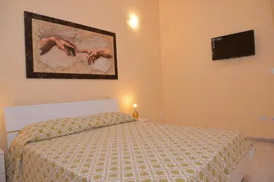 Letto o letti in una camera di la finestra sul cortile da Alberto