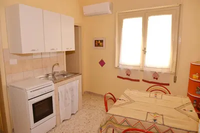 Cucina o angolo cottura di la finestra sul cortile da Alberto