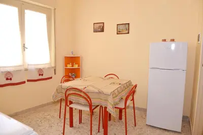 Cucina o angolo cottura di la finestra sul cortile da Alberto