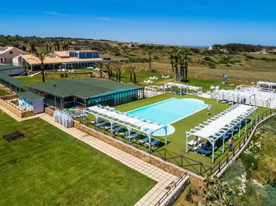 Piscina di Hotel Capo Campolato o nelle vicinanze