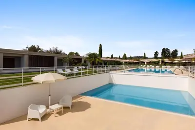 Piscina di Dolce by Wyndham Siracusa - I Monasteri Golf & Spa o nelle vicinanze