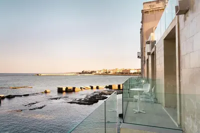 Vista generica sul mare o vista sul mare dall'interno dell'affittacamere