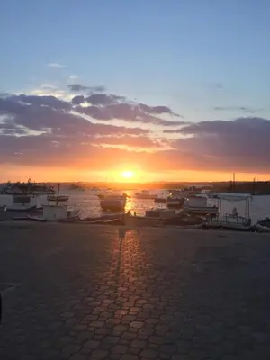Alba o tramonto visti dall'interno dell'affittacamere o dai dintorni