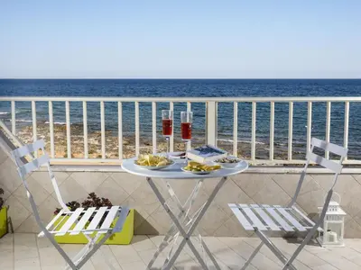 Vista generica sul mare o vista sul mare dall'interno dell'appartamento