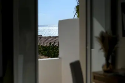 Vista generica sul mare o vista sul mare dall'interno dell'affittacamere