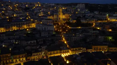 Vista generica su Modica o vista sulla città dall'interno del bed & breakfast