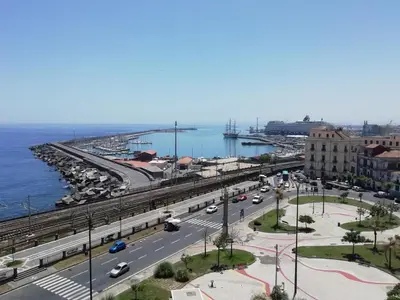 Vista generica sul mare o vista sul mare dall'interno dell'appartamento