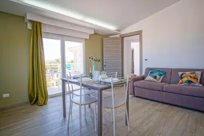 Area soggiorno di Laguna Blu Apartment - Panoramic View, Very close to the beach