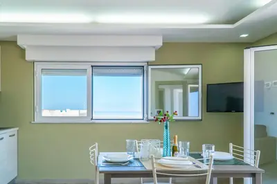 TV o dispositivi per l'intrattenimento presso Laguna Blu Apartment - Panoramic View, Very close to the beach