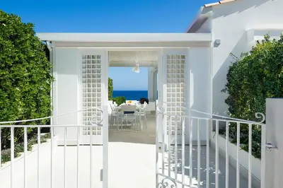 Vista generica sul mare o vista sul mare dall'interno della villa