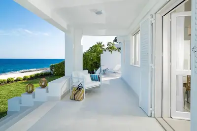 Vista generica sul mare o vista sul mare dall'interno della villa