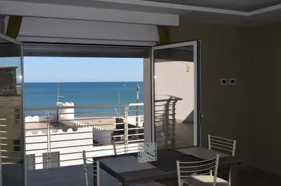 Vista generica sul mare o vista sul mare dall'interno dell'appartamento