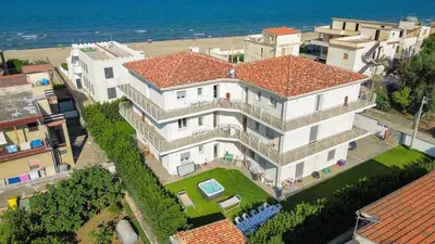 Vista generica sul mare o vista sul mare dall'interno dell'appartamento