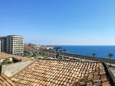 Vista generica sul mare o vista sul mare dall'interno dell'appartamento