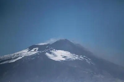 Vista generica sulle montagne o vista sulle montagne dall'interno dell'appartamento