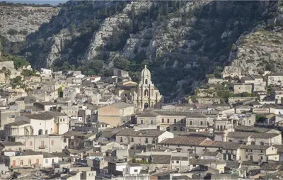 Vista generica sulle montagne o vista sulle montagne dall'interno della casa vacanze
