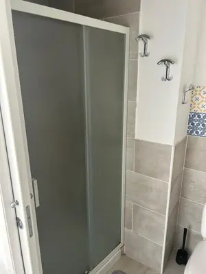 Bagno di Deni's apartments per 2 con veranda balcone