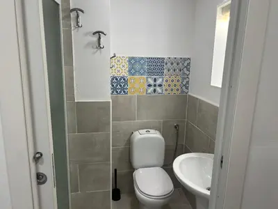 Bagno di Deni's apartments per 2 con veranda balcone