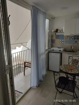Cucina o angolo cottura di Deni's apartments per 2 con veranda balcone