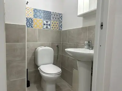 Bagno di Deni's apartments per 2 con veranda balcone