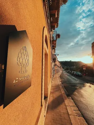 Certificato, attestato, insegna o altro documento esposto da Ad Maiora - Design Rooms