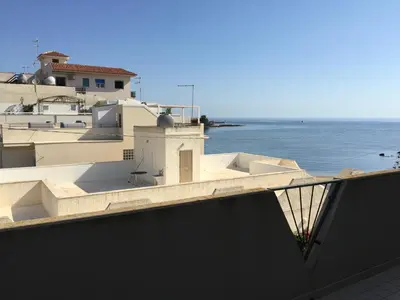Vista generica sul mare o vista sul mare dall'interno dell'appartamento