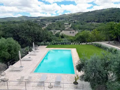 Vista generica sulle montagne o vista sulle montagne dall'interno dell'agriturismo