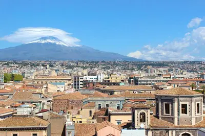 Vista generica sulle montagne o vista sulle montagne dall'interno dell'appartamento