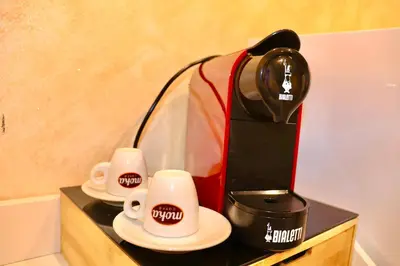 Set per la preparazione di tè e caffè presso Liotru House Catania
