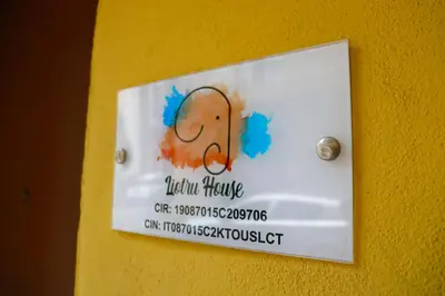 Certificato, attestato, insegna o altro documento esposto da Liotru House Catania