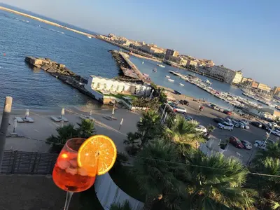 Vista generica sul mare o vista sul mare dall'interno dell'appartamento