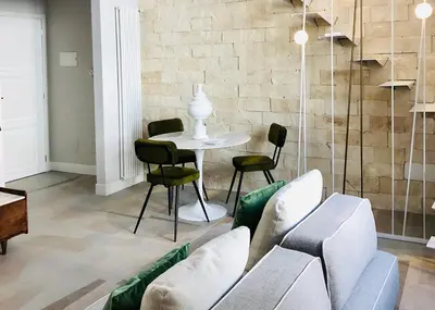 Area soggiorno di Alma White Suite