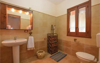 Bagno di 4 Bedroom Stunning Home In Giarratana