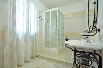 Bagno di Villa del Colle con piscina privata