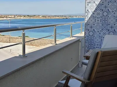 Vista generica sul mare o vista sul mare dall'interno dell'appartamento