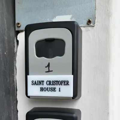 Certificato, attestato, insegna o altro documento esposto da Saint Cristofer house