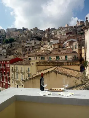 Vista generica su Ragusa o vista sulla città dall'interno della casa vacanze