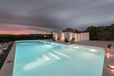 Piscina di ISULATRAVEL - Villa Gloria o nelle vicinanze