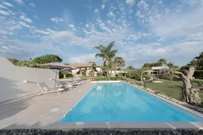 Piscina di ISULATRAVEL - Villa Gloria o nelle vicinanze