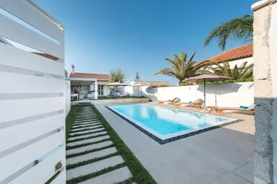 Piscina di ISULATRAVEL - Villa Licia o nelle vicinanze